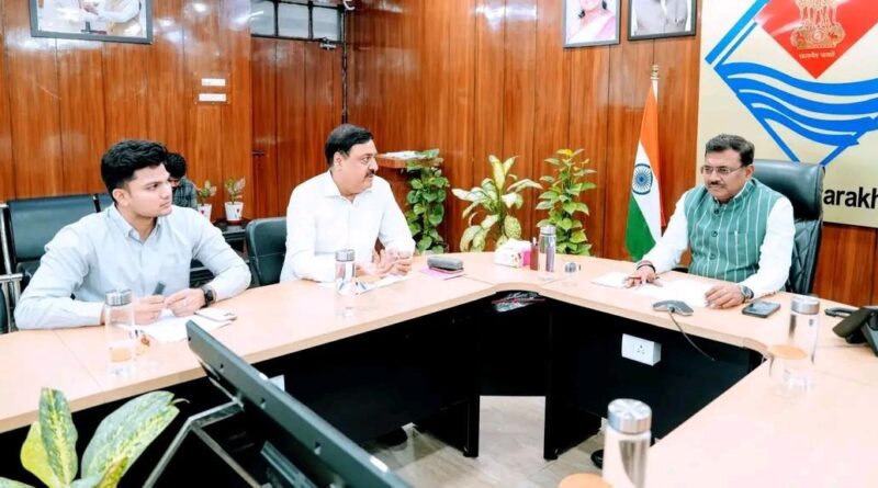 मुख्य सचिव आनन्द बर्द्धन ने नागरिक उड्डयन विभाग की ली समीक्षा बैठक