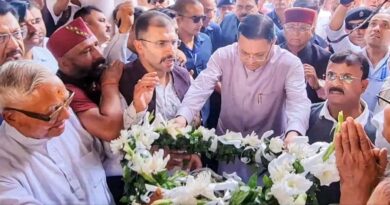 मुख्यमंत्री धामी ने पूर्व कैबिनेट मंत्री हीरा सिंह बिष्ट के आवास पहुँचकर दी श्रद्धांजलि 