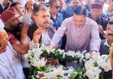 मुख्यमंत्री धामी ने पूर्व कैबिनेट मंत्री हीरा सिंह बिष्ट के आवास पहुँचकर दी श्रद्धांजलि 