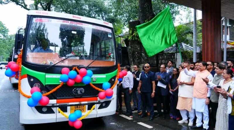 मुख्यमंत्री धामी ने 11 स्वच्छ ईंधन वाहनों को दिखाई हरी झंडी , 6 वाहन मालिकों को दिए सब्सिडी चेक 