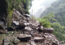 कुंड के पास बड़े बोल्डर गिरने से केदारनाथ हाईवे बंद