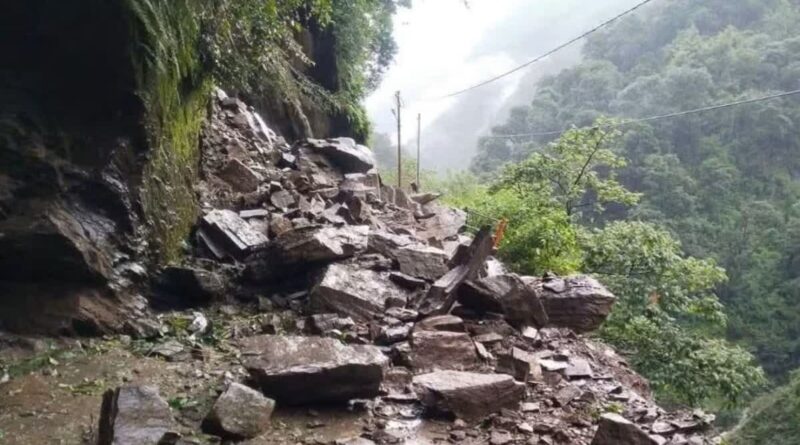 कुंड के पास बड़े बोल्डर गिरने से केदारनाथ हाईवे बंद