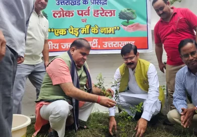 भाजपा प्रदेश अध्यक्ष महेंद्र भट्ट ने हरेला पर किया पौधारोपण