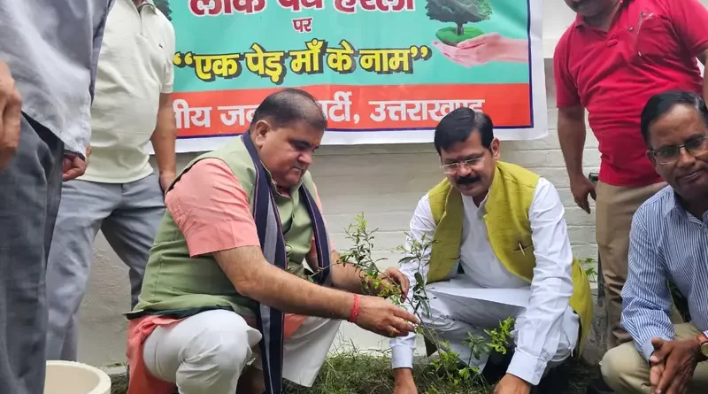 भाजपा प्रदेश अध्यक्ष महेंद्र भट्ट ने हरेला पर किया पौधारोपण