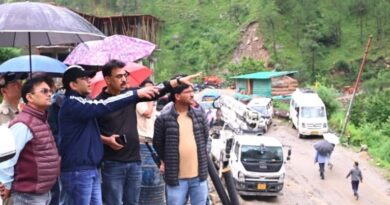 जिलाधिकारी प्रशांत आर्य ने स्यानाचट्टी के भूस्खलन प्रभावित क्षेत्र का किया स्थलीय निरीक्षण