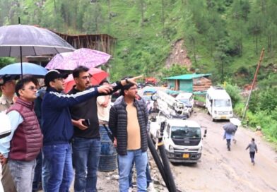 जिलाधिकारी प्रशांत आर्य ने स्यानाचट्टी के भूस्खलन प्रभावित क्षेत्र का किया स्थलीय निरीक्षण