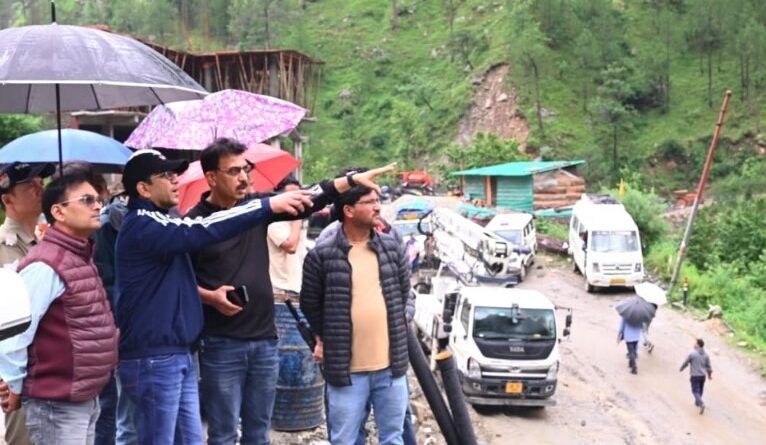 जिलाधिकारी प्रशांत आर्य ने स्यानाचट्टी के भूस्खलन प्रभावित क्षेत्र का किया स्थलीय निरीक्षण