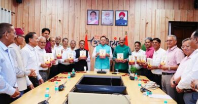 मुख्यमंत्री धामी ने पूर्व अपर सचिव आर.सी. लोहनी द्वारा लिखित पुस्तक ‘सेवा विधि’ का किया विमोचन 