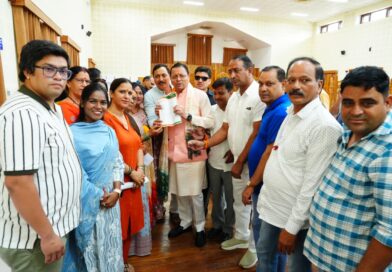 मुख्यमंत्री धामी ने मुख्य सेवक सदन में विभिन्न क्षेत्रों से आए लोगों की सुनी समस्याएं