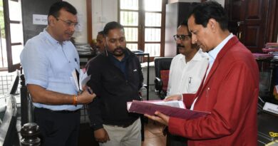 कुमाऊं आयुक्त दीपक रावत ने जिलाधिकारी कार्यालय का किया वार्षिक निरीक्षण, लंबित वादों को निपटाने के दिए निर्देश