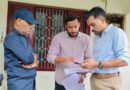 अजबपुर कलां में घर-घर नोटिस वितरण प्रक्रिया का डीएम डॉ. आशीष चौहान ने किया स्थलीय निरीक्षण