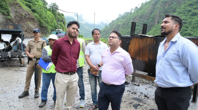 जिलाधिकारी विशाल मिश्रा ने रुद्रप्रयाग बाईपास टनल का स्थलीय निरीक्षण कर स्थिति का लिया जायजा 