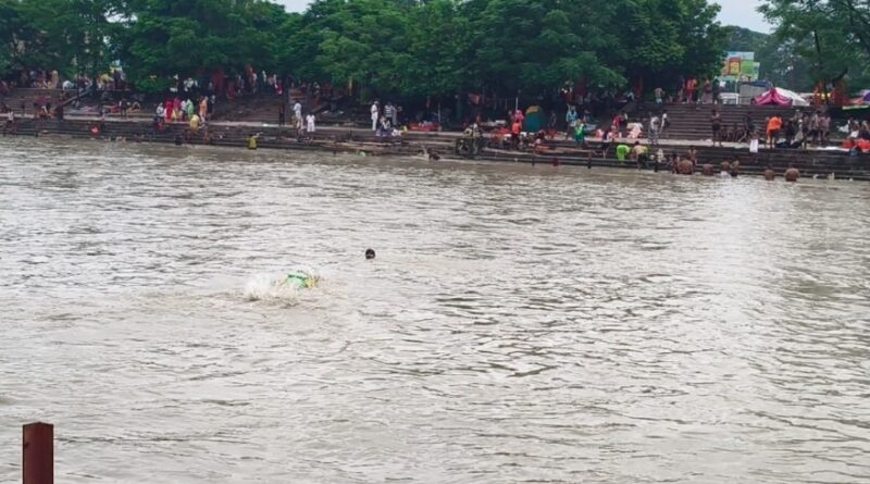 कांवड़ यात्रा के दौरान बड़ा हादसा टला, कांगड़ा घाट पर गंगा में डूब रहे कांवड़िये को SDRF ने बचाया