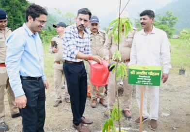 जिलाधिकारी डॉ0 आशीष चौहान ने किया वृक्षारोपण, कहा- पौधारोपण को बनाएं जन-आंदोलन