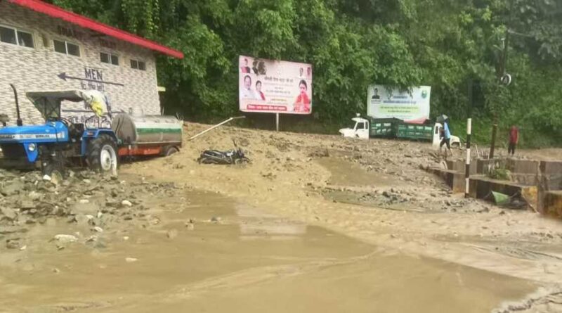 मूसलाधार बारिश से तबाही, केदारनाथ हाईवे पर गदेरे का सैलाब, कई वाहन मलबे में दबे