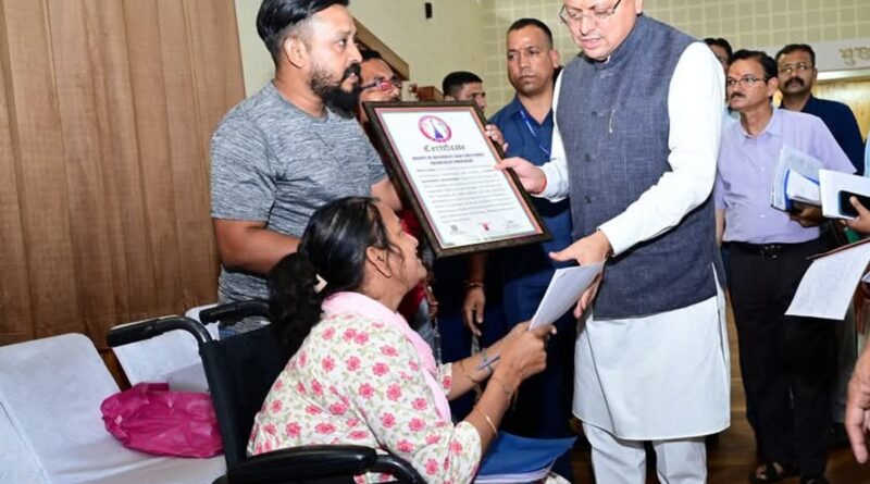 खटीमा में मुख्यमंत्री धामी ने सुनीं जनसमस्याएं, अधिकारियों को दिए समस्याओं का त्वरित समाधान के निर्देश