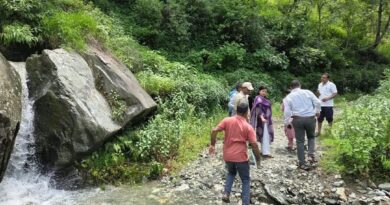 जिलाधिकारी गौरव कुमार के निर्देशानुसार संयुक्त टीम ने चमोली-खैनुरी मोटर मार्ग का किया स्थलीय निरीक्षण
