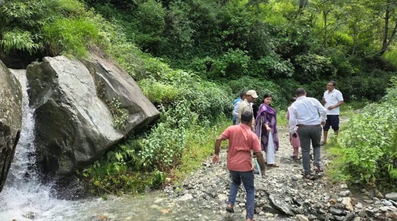 जिलाधिकारी गौरव कुमार के निर्देशानुसार संयुक्त टीम ने चमोली-खैनुरी मोटर मार्ग का किया स्थलीय निरीक्षण