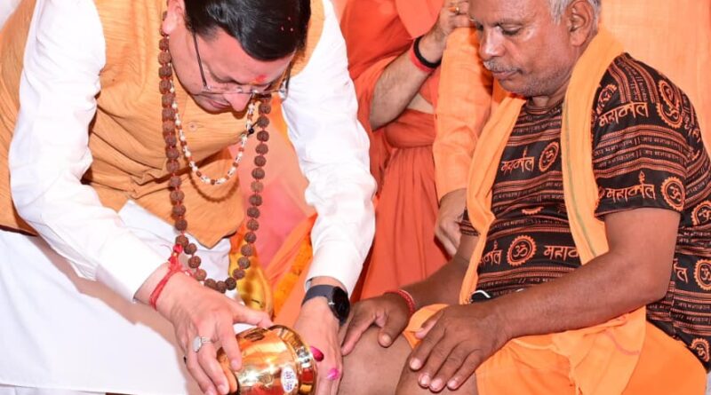 पुष्पवर्षा और चरण प्रक्षालन के साथ देवभूमि ने किया शिवभक्त कांवड़ियों का अभिनंदन