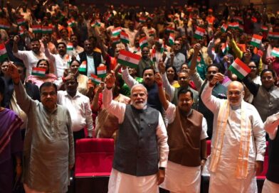 पीएम मोदी समेत NDA सांसदों ने लहराया तिरंगा, झारखंड छात्र प्रदर्शन पर संसद में प्रदर्शन
