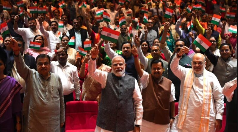 पीएम मोदी समेत NDA सांसदों ने लहराया तिरंगा, झारखंड छात्र प्रदर्शन पर संसद में प्रदर्शन