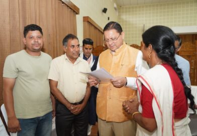 मुख्यमंत्री धामी ने प्रदेश के विभिन्न क्षेत्रों से आए लोगों की सुनीं समस्याएं