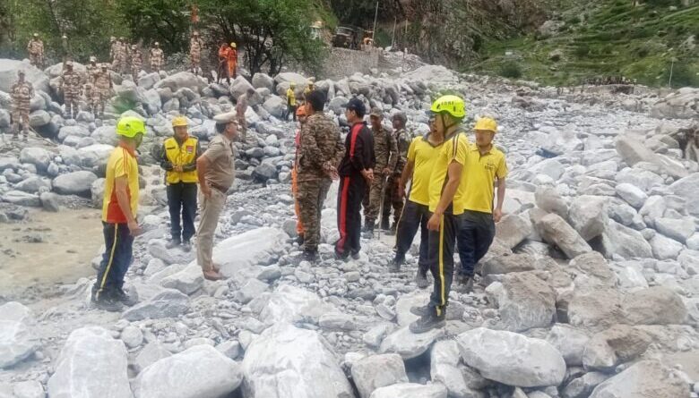 तमक नाले में ह्यूम पाइप डालकर अस्थाई मोटर मार्ग तैयार, वाहनों की आवाजाही हुई सुचारु