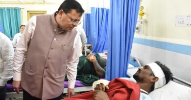 घायल श्रमिकों से मिले मुख्यमंत्री धामी , जिला अस्पताल में जाना कुशलक्षेम