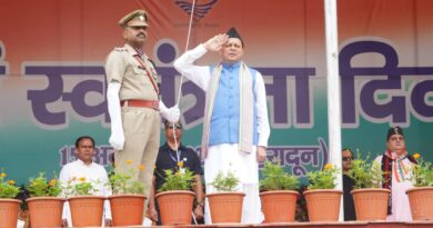 स्वतंत्रता दिवस पर मुख्यमंत्री धामी ने परेड ग्राउंड में किया ध्वजारोहण
