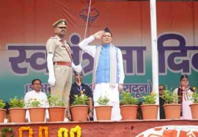 स्वतंत्रता दिवस पर मुख्यमंत्री धामी ने परेड ग्राउंड में किया ध्वजारोहण