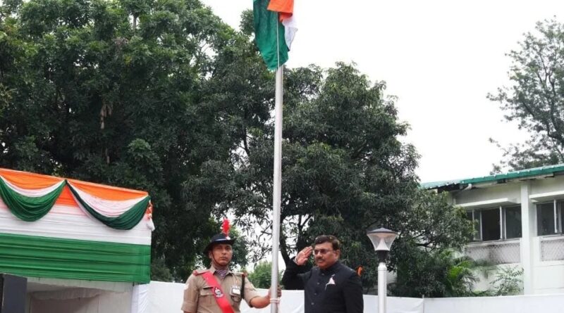 मुख्य सचिव आनंद बर्द्धन ने स्वतंत्रता दिवस के अवसर पर सचिवालय परिसर में किया ध्वजारोहण