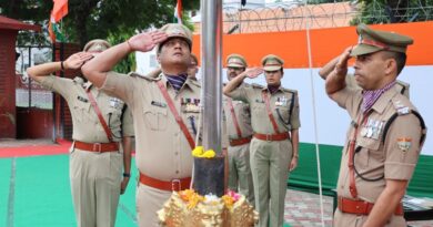 एसएसपी देहरादून प्रमेंद्र डोबाल ने 80 वें स्वतंत्रता दिवस के अवसर पर पुलिस लाइन में किया ध्वजारोहण
