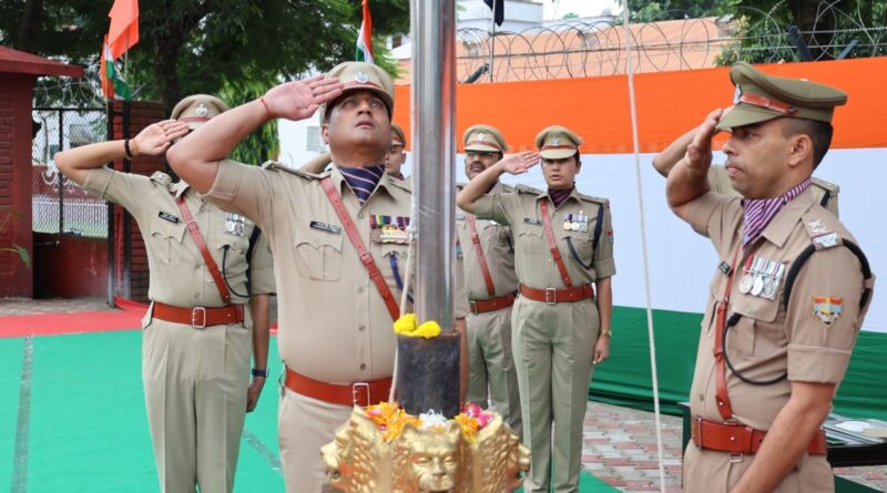 एसएसपी देहरादून प्रमेंद्र डोबाल ने 80 वें स्वतंत्रता दिवस के अवसर पर पुलिस लाइन में किया ध्वजारोहण
