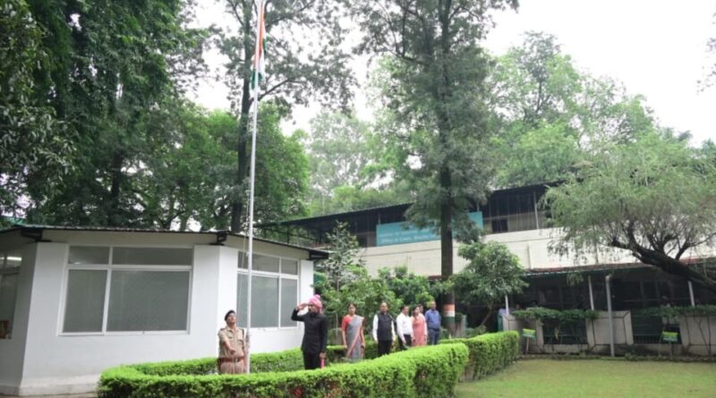 स्वतंत्रता दिवस पर जिलाधिकारी डॉ0 आशीष चौहान ने कलेक्ट्रेट परिसर में किया ध्वजारोहण