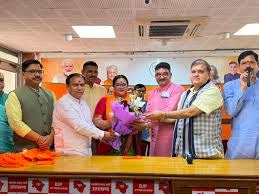 श्रीनगर मेयर समेत 10 पार्षद भाजपा में शामिल