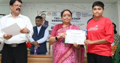 विधानसभा अध्यक्ष ऋतु खण्डूडी भूषण ने लीन सिक्स सिगमा व्हाइट बेल्ट कार्यशाला में विद्यार्थियों एवं प्राध्यापकों को वितरित किए प्रमाण-पत्र