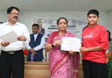 विधानसभा अध्यक्ष ऋतु खण्डूडी भूषण ने लीन सिक्स सिगमा व्हाइट बेल्ट कार्यशाला में विद्यार्थियों एवं प्राध्यापकों को वितरित किए प्रमाण-पत्र