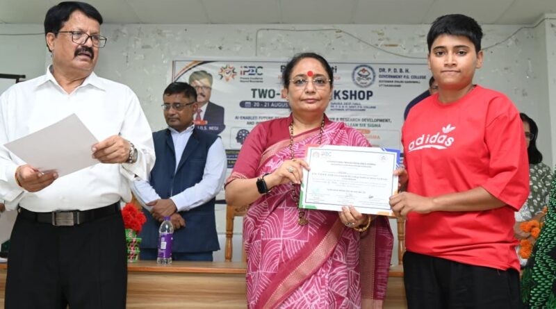विधानसभा अध्यक्ष ऋतु खण्डूडी भूषण ने लीन सिक्स सिगमा व्हाइट बेल्ट कार्यशाला में विद्यार्थियों एवं प्राध्यापकों को वितरित किए प्रमाण-पत्र