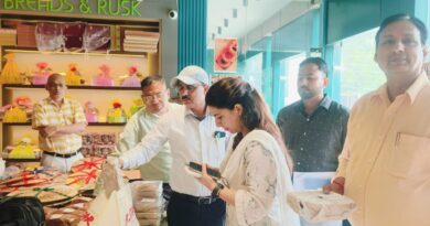 जिलाधिकारी डॉ. आशीष चौहान के निर्देशों पर त्योहारी सीजन से पहले मिठाई-डेयरी दुकानों पर ताबड़तोड़ छापेमारी, कई खाद्य पदार्थों के लिए सैंपल