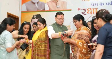 मुख्यमंत्री धामी को प्रदेशभर से आई बहनों ने बांधा रक्षा सूत्र