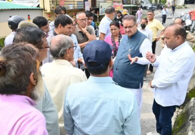 चिड़ोंवाली के मंदाकिनी विहार में क्षतिग्रस्त पुल का कैबिनेट मंत्री गणेश जोशी ने किया निरीक्षण