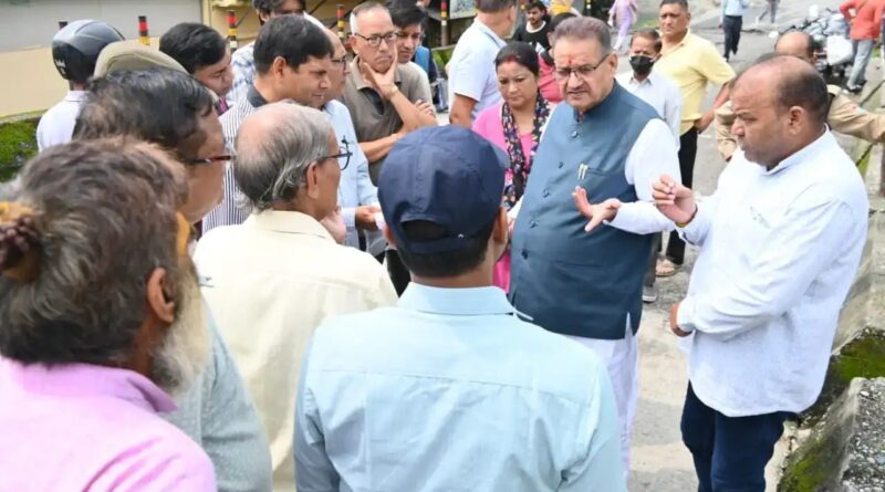 चिड़ोंवाली के मंदाकिनी विहार में क्षतिग्रस्त पुल का कैबिनेट मंत्री गणेश जोशी ने किया निरीक्षण
