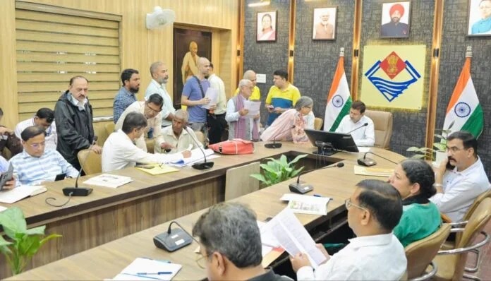समाधान दिवस में 102 शिकायतें दर्ज, अधिकारियों को समयबद्ध निस्तारण के निर्देश