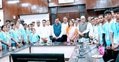 मुख्य सचिव आनन्द बर्द्धन से मेधावी एवं टॉपर विद्यार्थियों ने की मुलाकात 