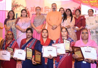विभागीय मंत्री रेखा आर्या ने उत्कृष्ट कार्य करने वाली आंगनबाड़ी कार्यकत्रियों, सहायिकाओं और आशा बहनों का किया सम्मान