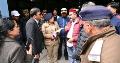 रेस्क्यू ऑपरेशन की समीक्षा के लिए हर्षिल पहुंचे जिलाधिकारी प्रशांत आर्य, अभियानों की ली विस्तृत जानकारी