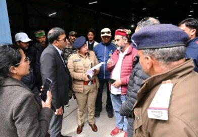 रेस्क्यू ऑपरेशन की समीक्षा के लिए हर्षिल पहुंचे जिलाधिकारी प्रशांत आर्य, अभियानों की ली विस्तृत जानकारी