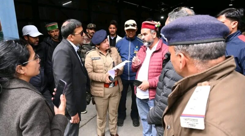 रेस्क्यू ऑपरेशन की समीक्षा के लिए हर्षिल पहुंचे जिलाधिकारी प्रशांत आर्य, अभियानों की ली विस्तृत जानकारी