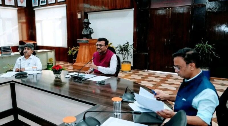 अतिक्रमण हटाने के बाद दोबारे कब्जे पर जिम्मेदारी तय, DM जिलास्तर पर करेंगे मॉनिटरिंग, मुख्य सचिव आनन्द बर्द्धन ने पार्किंग योजनाओं में तेजी के दिए निर्देश 
