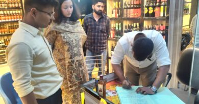 बड़ी खबर :शराब की दुकानों पर ओवररेटिंग एवं अनियमितताओं की शिकायतों पर डीएम का एक्शन